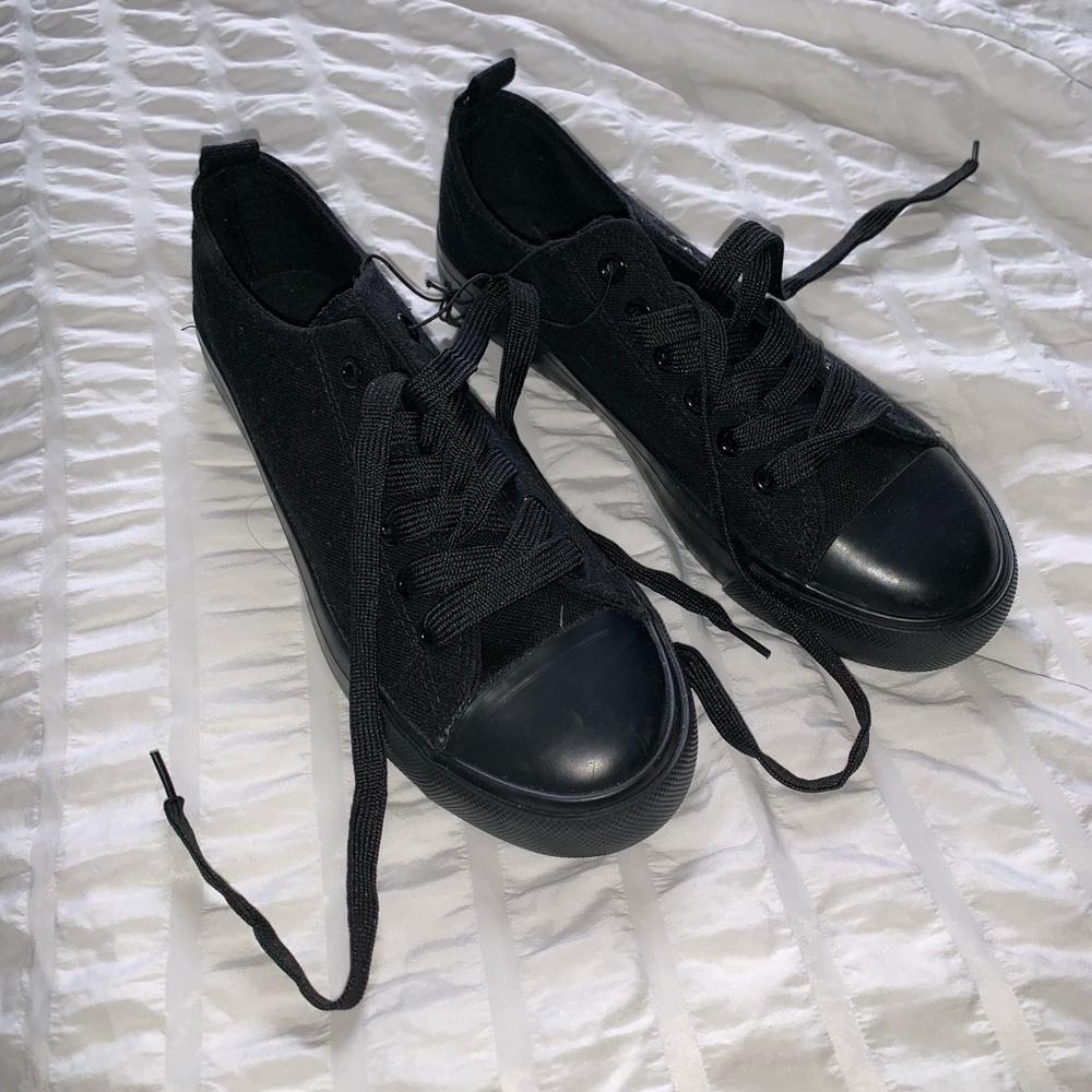 Black canvas sneaker (New)